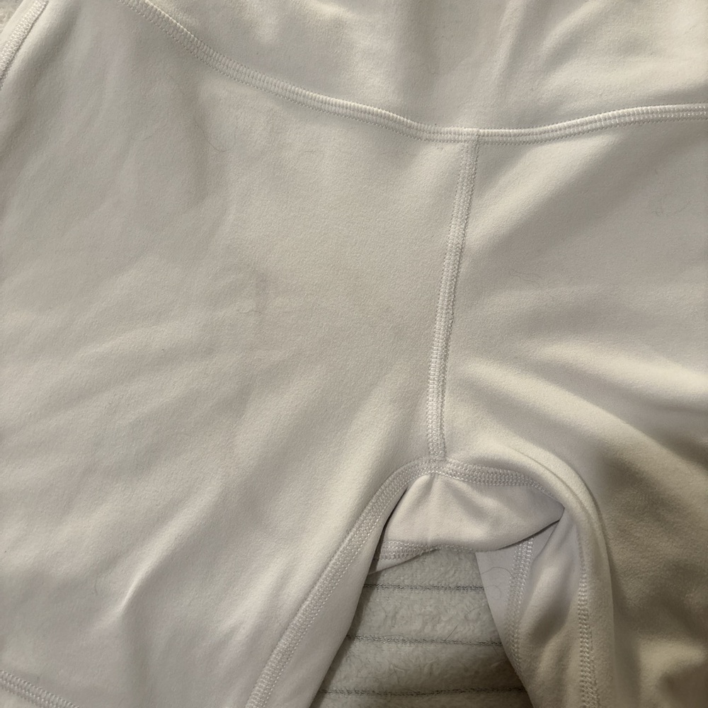 Lululemon white 6” inseam biker shorts -
SIZE 4 - Picture 5 of 5